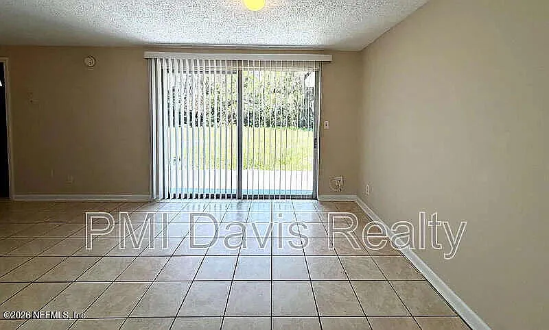 3 bed, 1.0 bath, 978 sqft, $1,600 — Photo 4