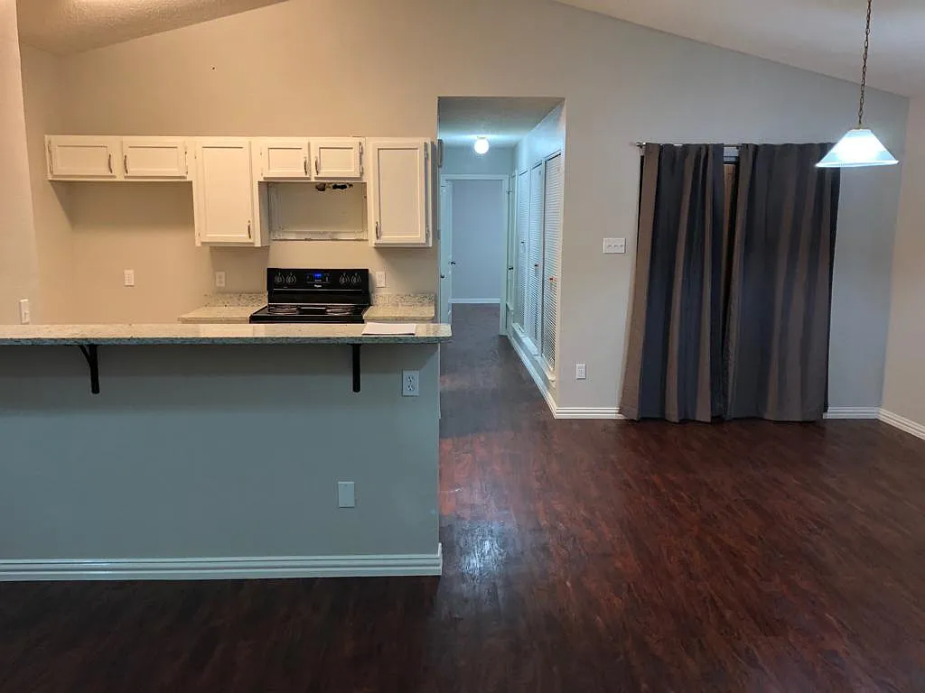 3 bed, 1300 sqft, $1,500 — Photo 3