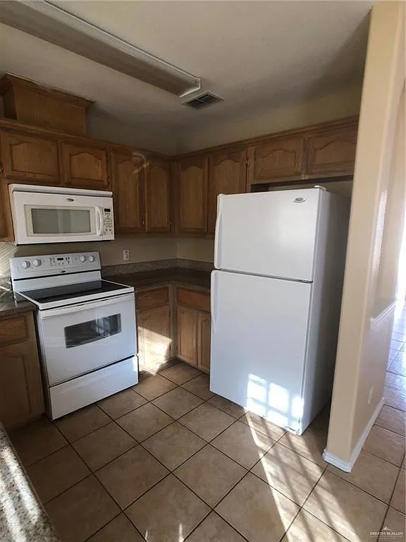 3 bed, 1103 sqft, $900 — Photo 1