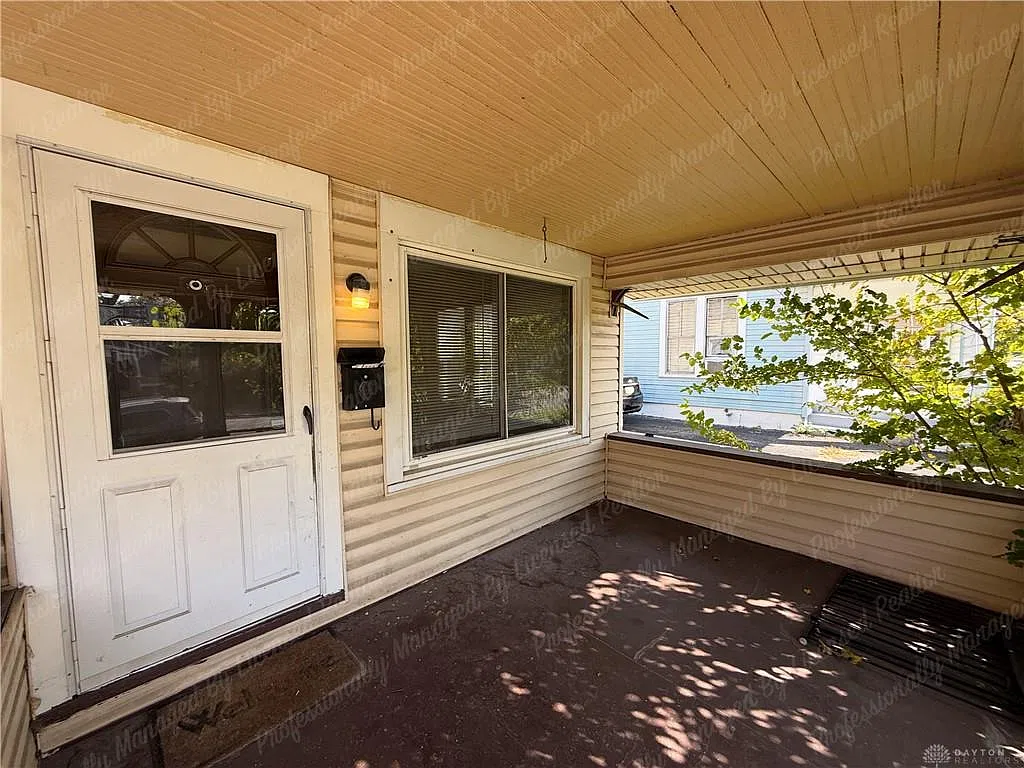 3 bed, 1.0 bath, 2436 sqft, $1,050 — Photo 2