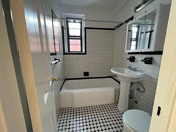 4th image of 265 Quentin Rd #D5