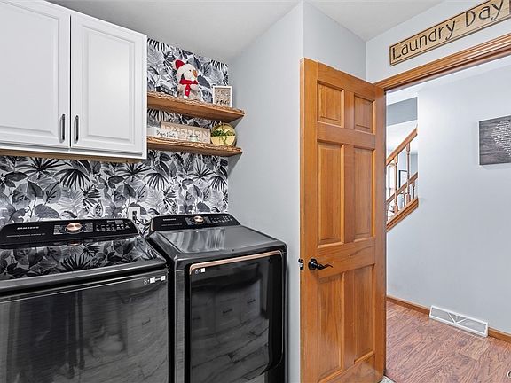 5th image of 512 Shackelton Point Rd