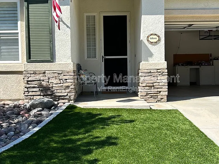30934 Crystalaire Dr — Photo 2