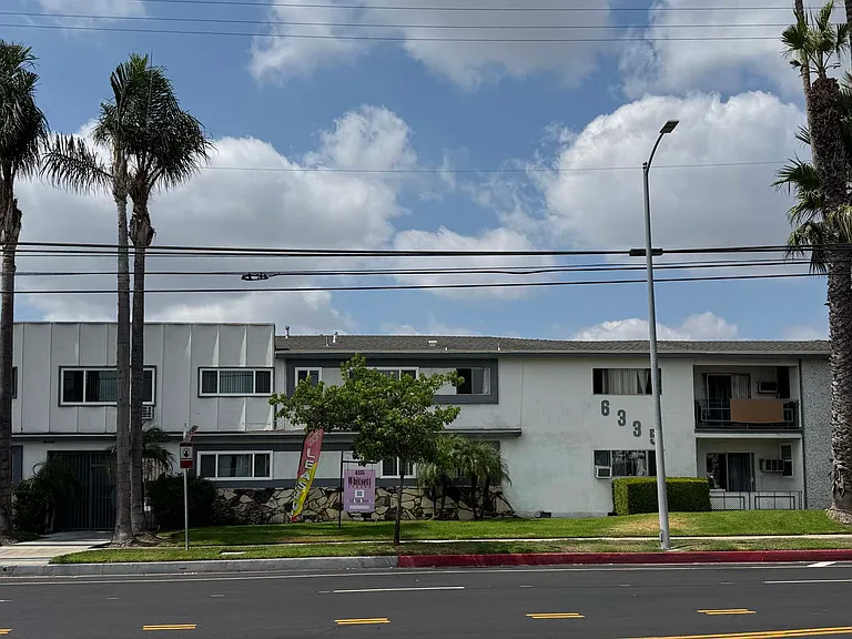 6335 Whitsett Ave — Photo 32