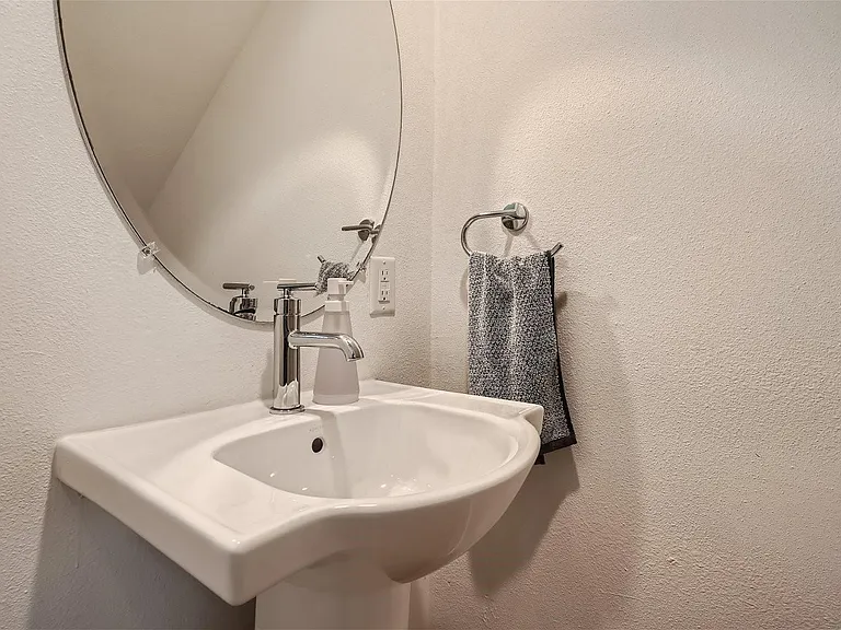 4916 McKinney St — Photo 11