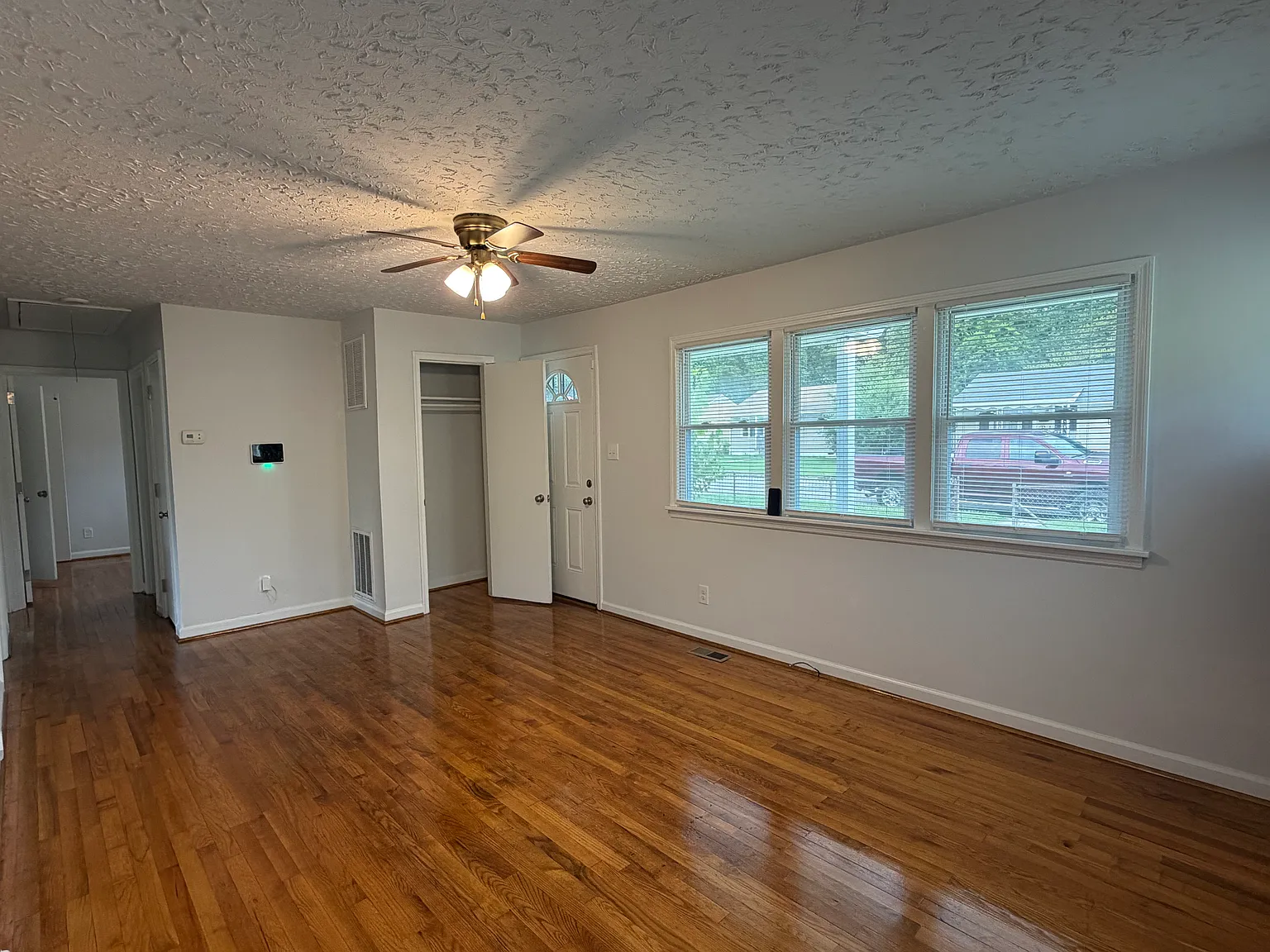 3 bed, 864 sqft, $1,800 — Photo 4