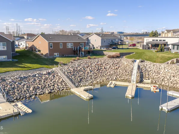 2223 Bridgeview Ct SE, Mandan, ND 58554