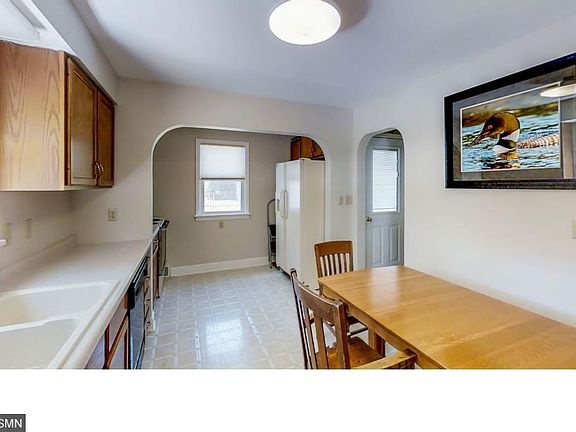 5th image of 914 Winona St