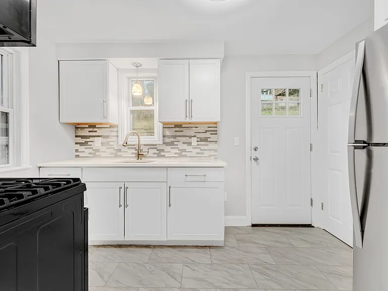 1330 Oakridge St — Photo 1