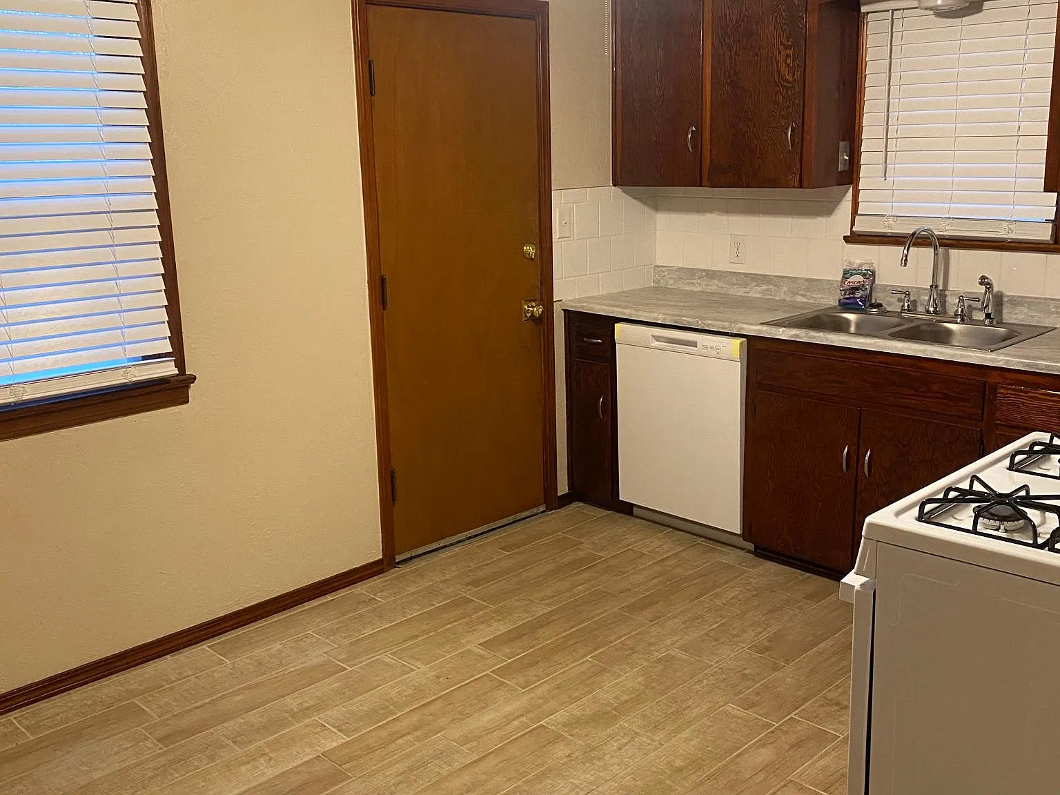 404 Draper Dr — Photo 3