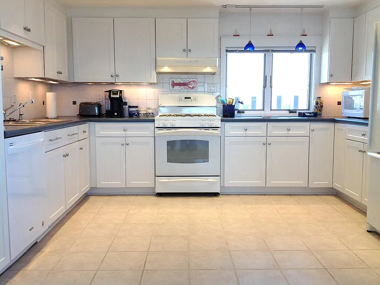 Full, bright kitchen