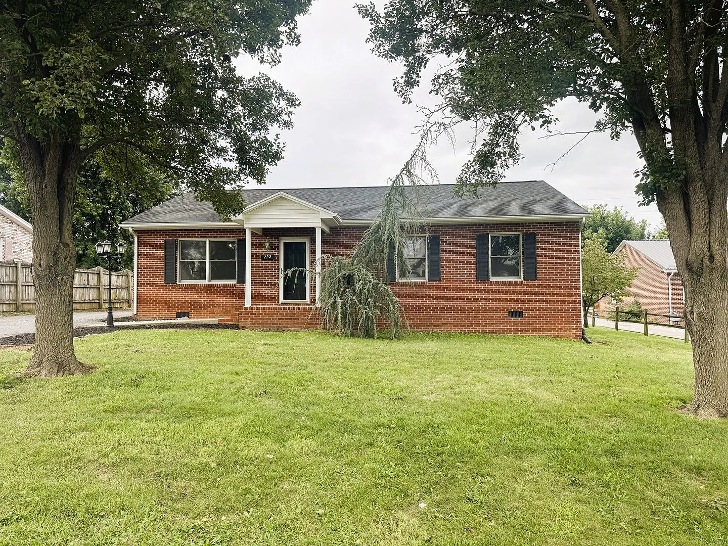 Detached ranch style home in Broadway, VA — Photo 2