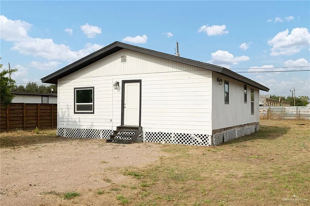 3 bed, 1.0 bath, 1008 sqft, $1,250 — Photo 1