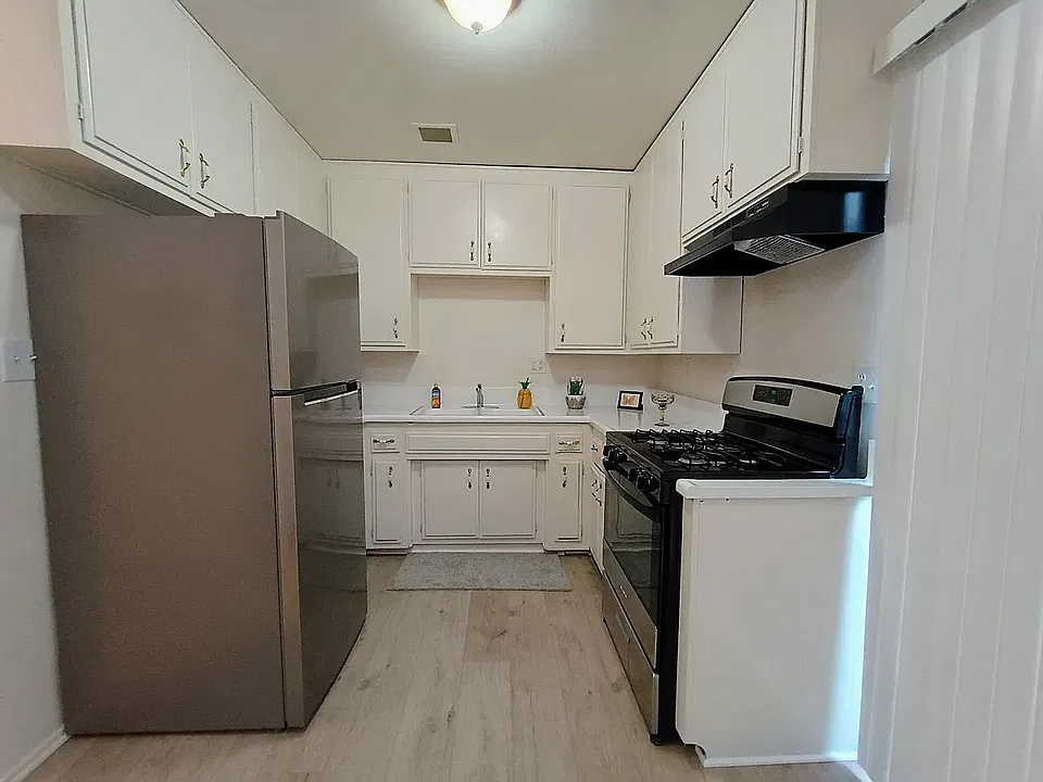 1270 N Hudson Ave #2