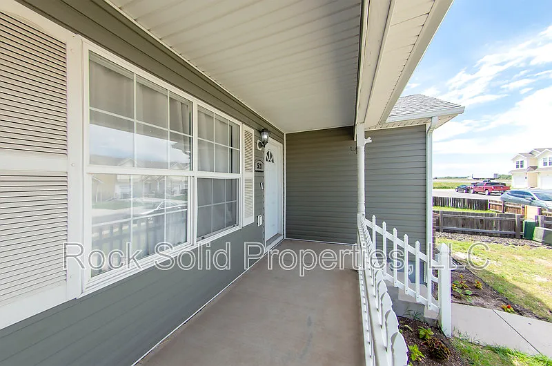 3 bed, 3.0 bath, 2178 sqft, $2,295 — Photo 4