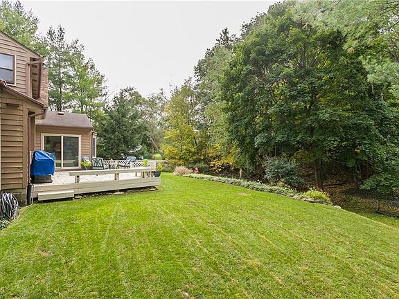 5th image of 18 Winchester Dr