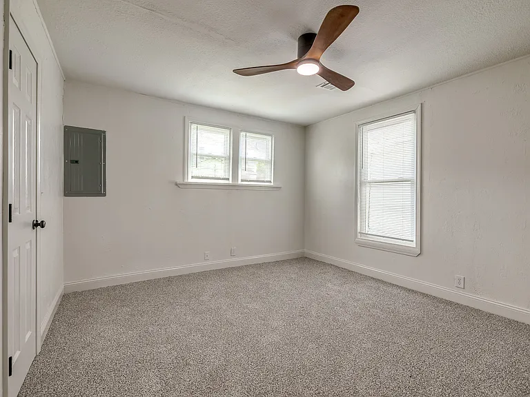 208 E Carson St — Photo 23