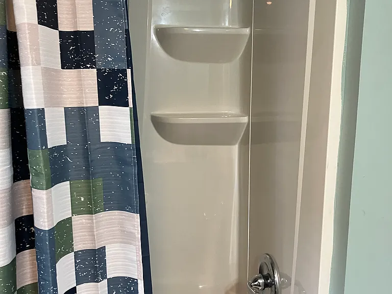 Fully appointed full bath
