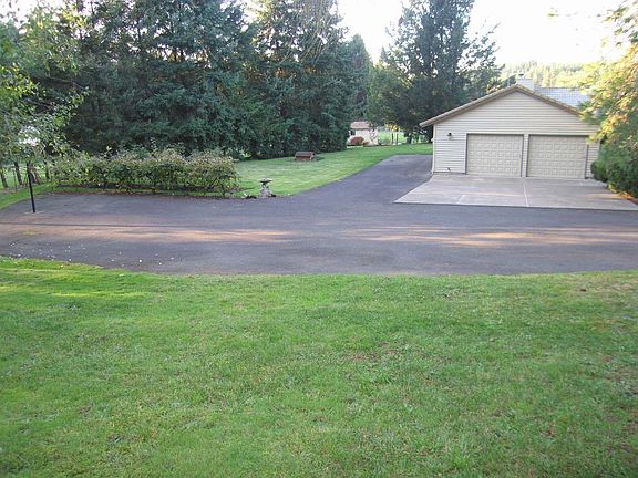 Grape arbor,Basketball,asphalt drive