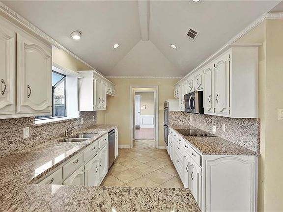5th image of 2414 Club Creek Blvd