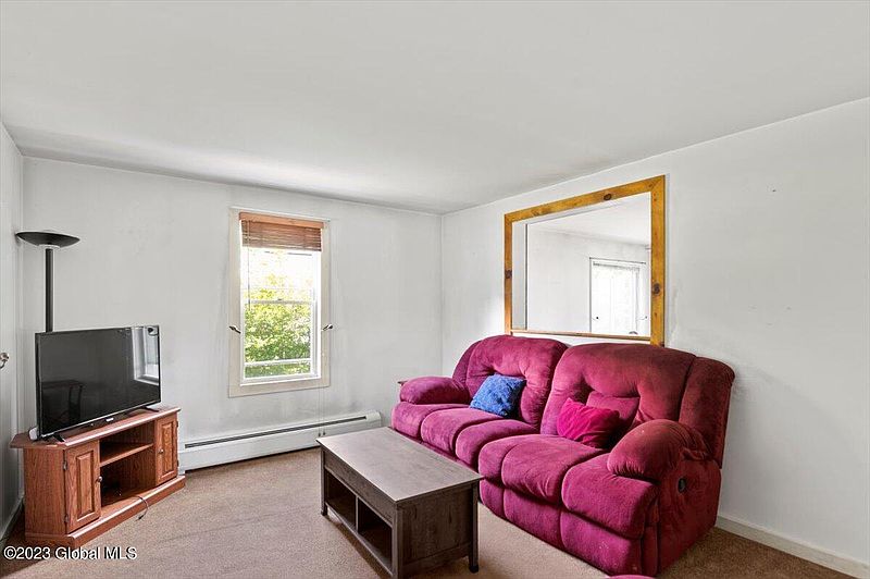 4th image of 158 Pine Avenue