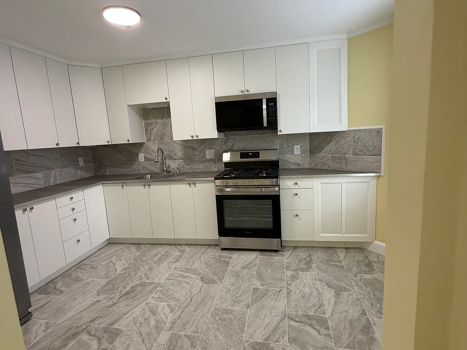 3 bed, 1200 sqft, $2,050 — Photo 2