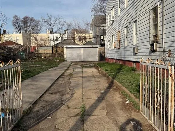 200 E 39th St, Brooklyn, NY 11203