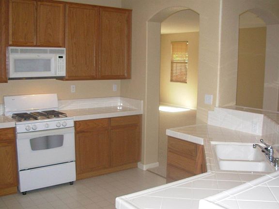 5th image of 1528 Drummond Ln