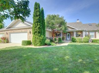1701 Deerfield Dr, Mahomet, IL