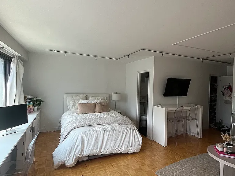 201 W 21st St #6H — Photo 3