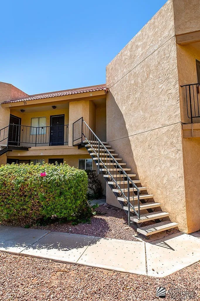 2 bed, 2.0 bath, 1010 sqft, $1,300 — Photo 2