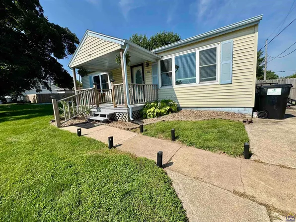 806 N 1st St, Hiawatha, KS 66434