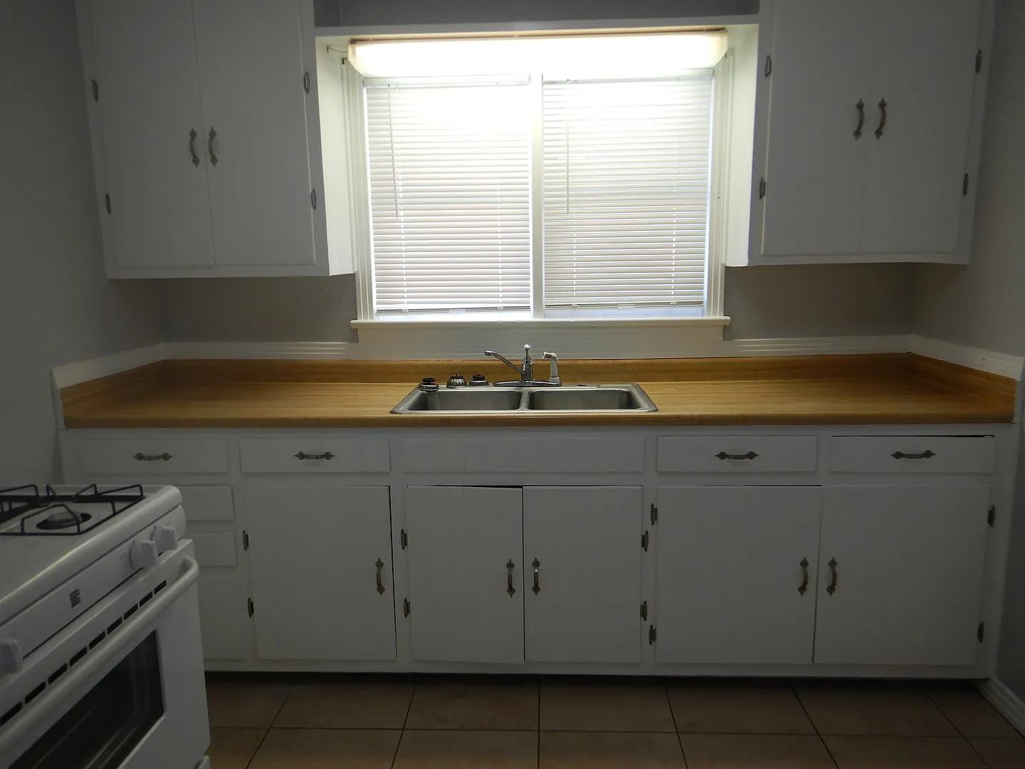 Charming 2 Bed 1 Bath — Photo 4
