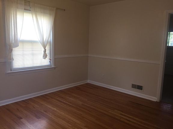 3 wndowed dining rm. Hardwood floors