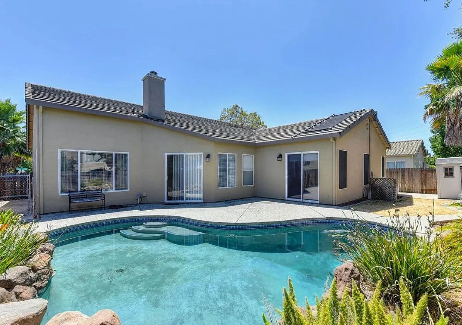 Spectacular 4/2 Elk Grove W/Salt Water Pool! (Please Read Ad For Showing Requirements)! — Photo 1