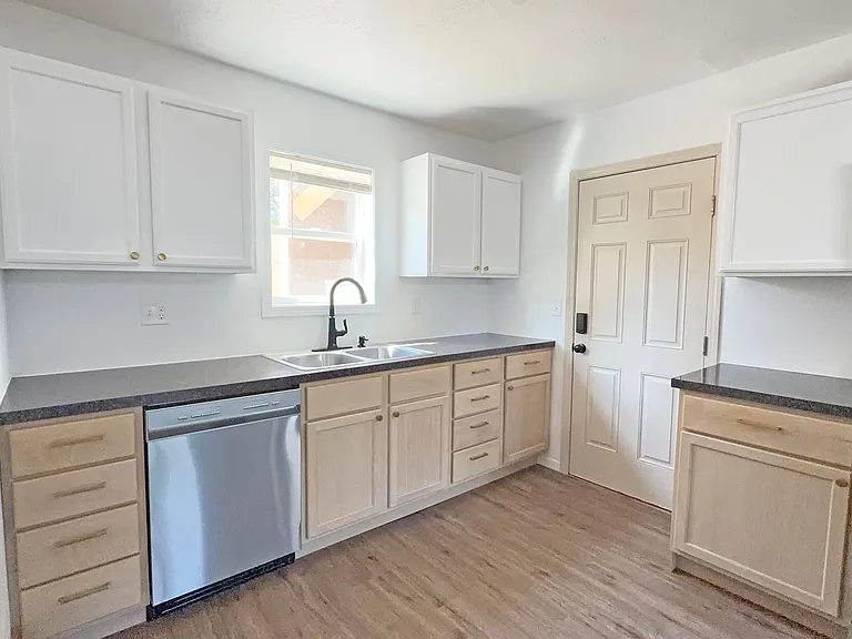 Remodeled 2 Bed, 1 Bath in a Convenient Central Location — Photo 10