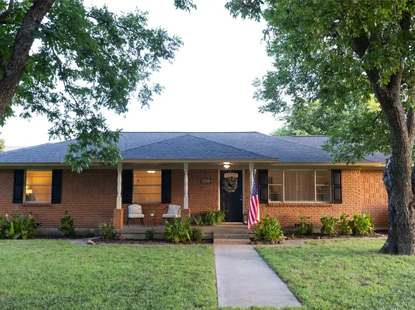 2814 Silvermeadow Ln, Corinth, TX 76210