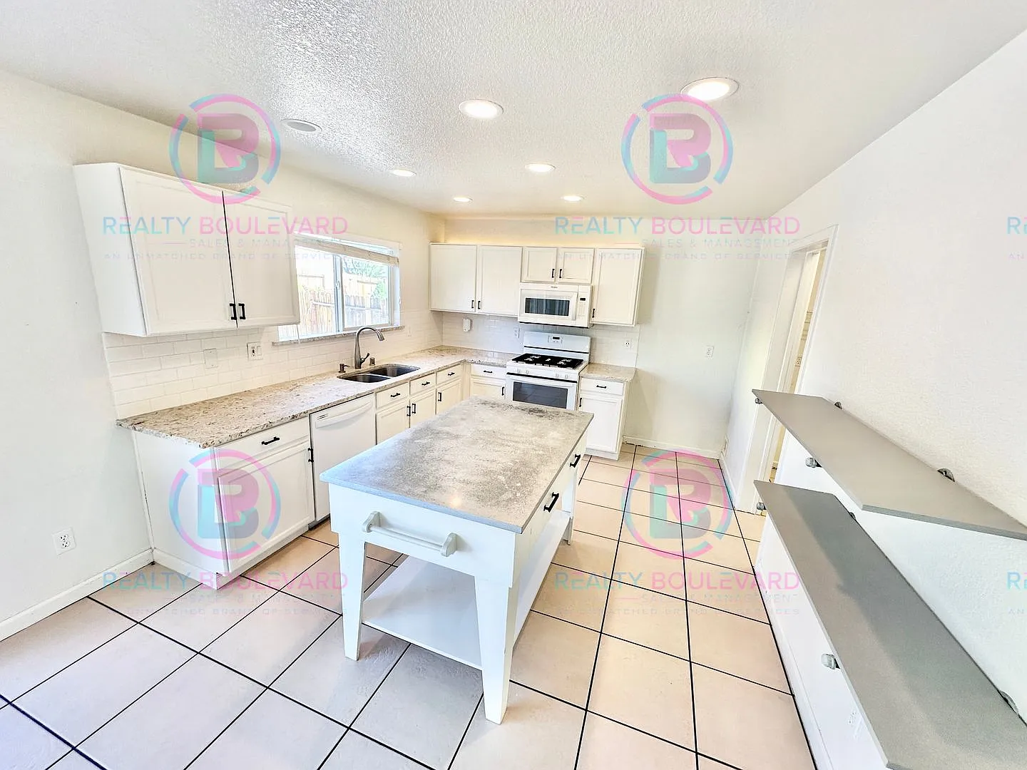 Gorgeous 4BR Home with Granite Counters, Open-Concept Living & 2 car garage — Photo 3