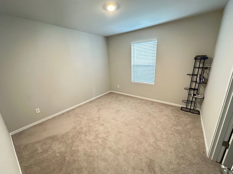 2406 Hyde Ct NE — Photo 32
