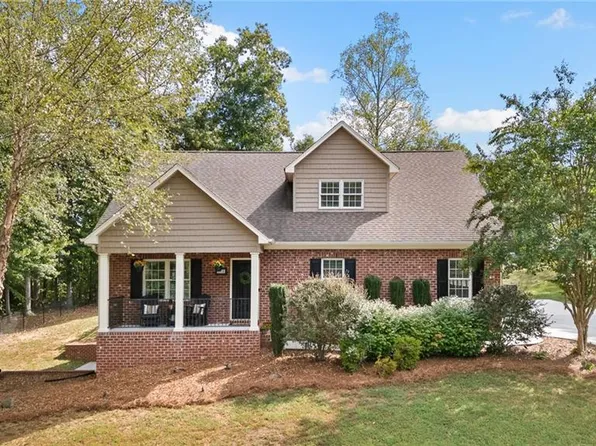 822 Montgomery Ct, Walnut Cove, NC 27052