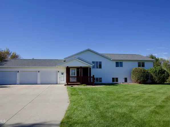 10710 Rose Dr, Bismarck, ND 58501