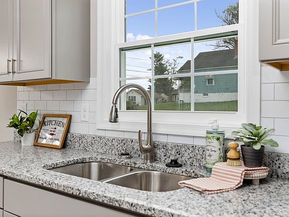 4th image of 2604 W Beverley St