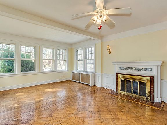 4th image of 27 Chateau Dr