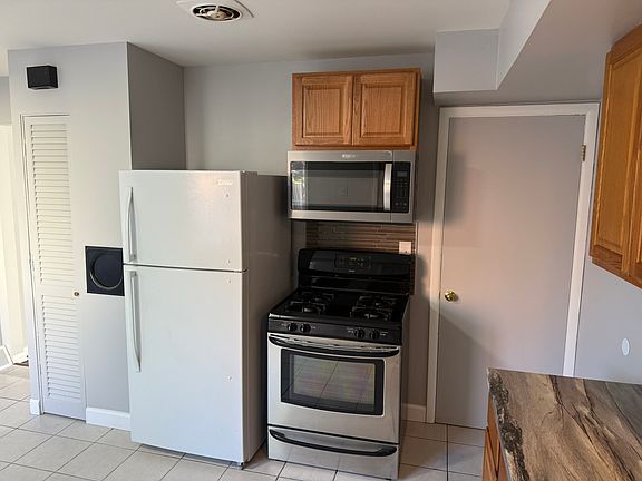 2nd image of 901 N Meadows Ct