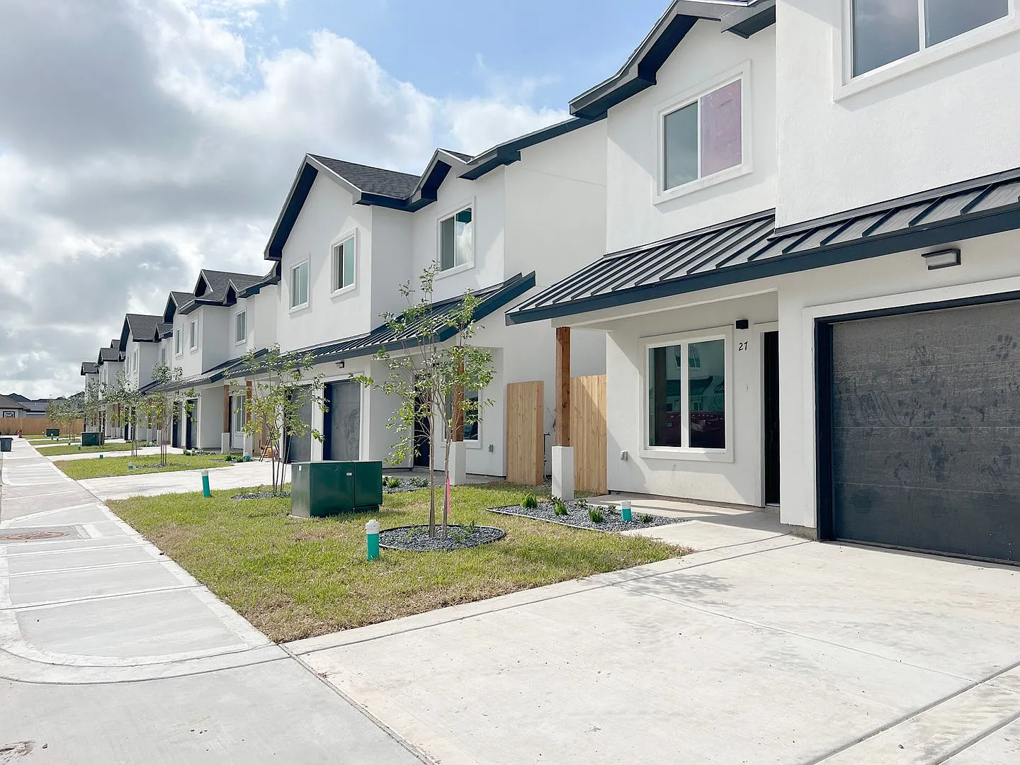 Luxury Townhome In Gated Community (Close to Expressway 281 & Wisconsin) — Photo 4