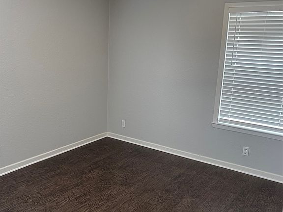 4th image of 128 NE Cindy Ln