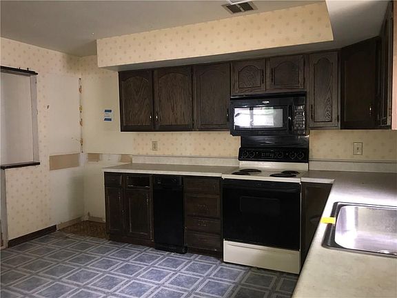 2nd image of 8 E College St