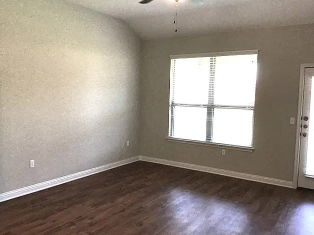 4 bed, 3.5 bath, 2118 sqft, $2,460 — Photo 3
