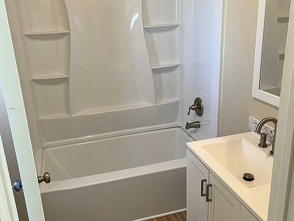 4th image of 216 E 12th St