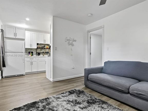 3rd image of 920 SW 30th St Unit 2